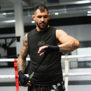 Das Boxbandagen-Set Impact von Phantom Athletics besteht aus einem Paar elastischer Bandagen in Schwarz und Weiß. Sie bieten sicheren Halt und Schutz für Hände und Handgelenke während des Trainings.