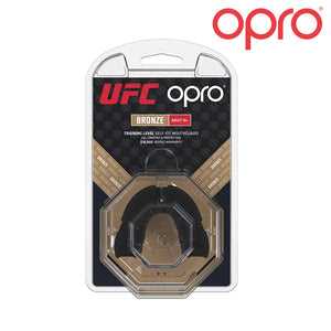 Der OPRO UFC Bronze Level Zahnschutz in Schwarz kombiniert Komfort und Schutz für Einsteiger im Kampfsport. Mit seiner soliden Einzellage-Konstruktion bietet er zuverlässigen Schutz bei leichtem bis mittlerem Kontakt. Das kompakte Design sorgt für hohen Tragekomfort, während die mitgelieferte Transportbox eine hygienische Aufbewahrung ermöglicht.