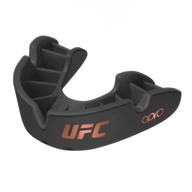 Der OPRO UFC Bronze Level Zahnschutz in Schwarz bietet soliden Basisschutz für Einsteiger im Kampfsport. Ideal für Boxen, MMA und Thaiboxen – mit anpassbarem Sitz und stoßdämpfender Wirkung für deine Sicherheit im Training.