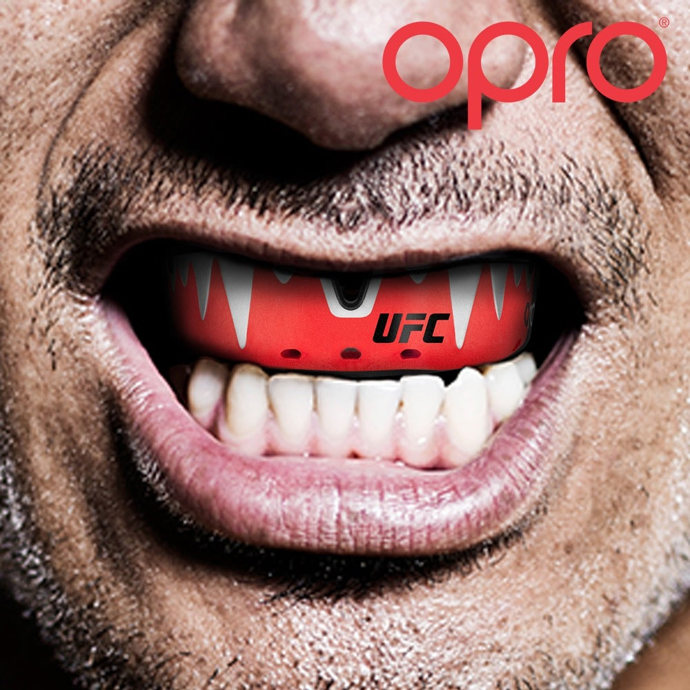 Mit dem OPRO UFC Platinum Fangz Zahnschutz in Rot/Silber von Phantom Athletics bist du bestens gerüstet für dein nächstes Sparring – für maximale Kontrolle und Geschwindigkeit im Ring.