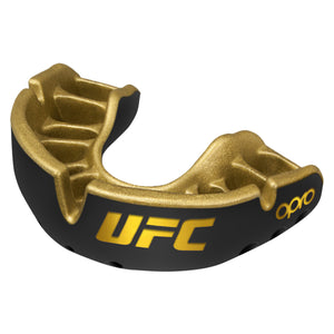 Der OPRO UFC Gold Level Mundschutz in Schwarz bietet fortschrittlichen Schutz für Zähne und Kiefer bei intensiven Kampfsportarten wie MMA, Boxen und Kickboxen. Mit der innovativen Boil-and-Bite-Technologie lässt sich der Zahnschutz individuell anpassen, um einen sicheren und komfortablen Sitz zu gewährleisten. Ideal für ambitionierte Athleten, die Wert auf hochwertige Ausrüstung legen.