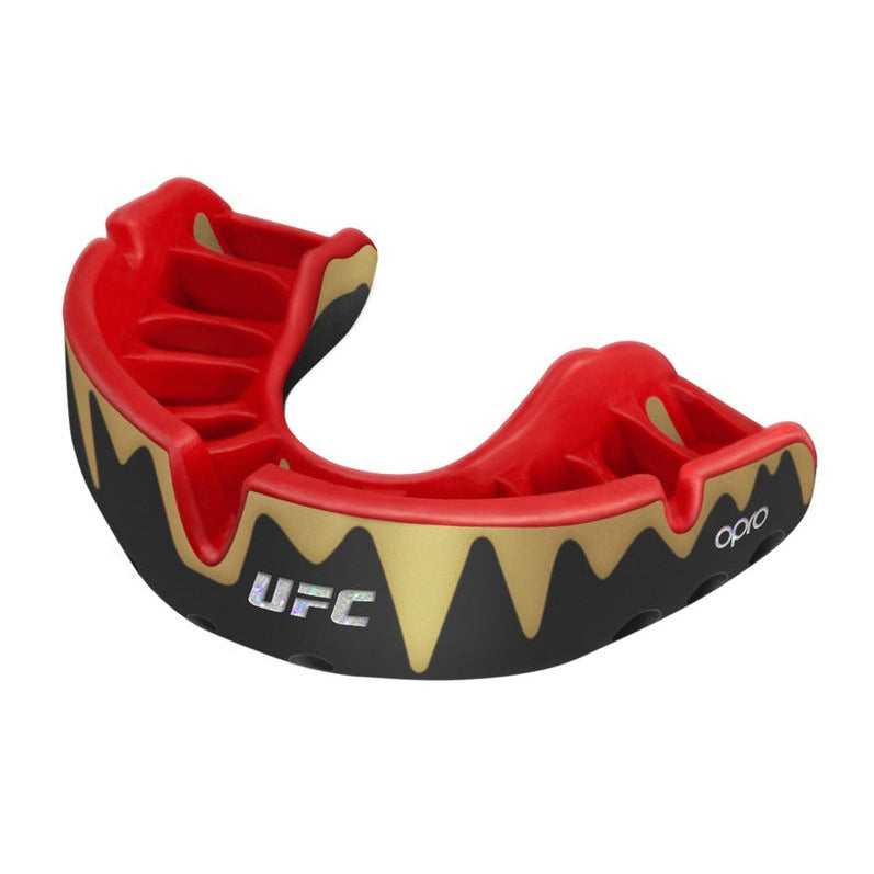 Der OPRO UFC Platinum Level Zahnschutz in Schwarz-Gold bietet Premium-Schutz für ambitionierte Kampfsportler. Ideal für Boxen, MMA und Thaiboxen – mit mehrfachen Stoßzonen, individuell anpassbarer Passform und antibakterieller Beschichtung für höchste Sicherheit im Training und Wettkampf.