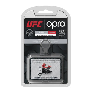 OPRO UFC Mundschutz in Silver-Qualität – entwickelt für sicheren Einsatz im Training und leichten Sparring. Optimale Passform, antibakterieller Schutz und stoßabsorbierende Struktur für effektive Sicherheit im Kampfsport.