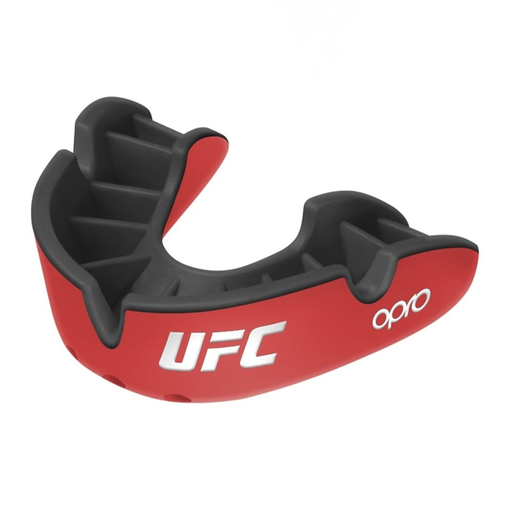 Der OPRO UFC Silver Level Zahnschutz in Rot-Schwarz bietet effektiven Schutz für Zähne und Kiefer bei Kampfsportarten wie Boxen, MMA und Muay Thai. Mit individuell anpassbarem Sitz für hohen Tragekomfort und sicheren Halt.