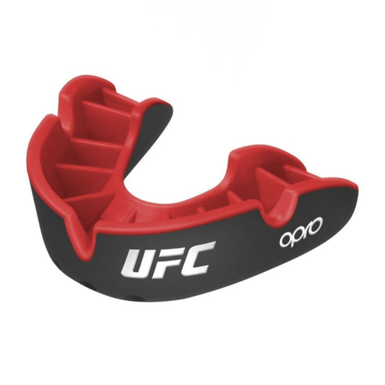 Der OPRO UFC Silver Level Zahnschutz in Schwarz-Rot bietet zuverlässigen Schutz für Zähne und Kiefer bei jedem Kampfsporttraining. Ideal für Boxen, MMA, Kickboxen und Muay Thai – mit stoßdämpfender Wirkung und sicherem Sitz.