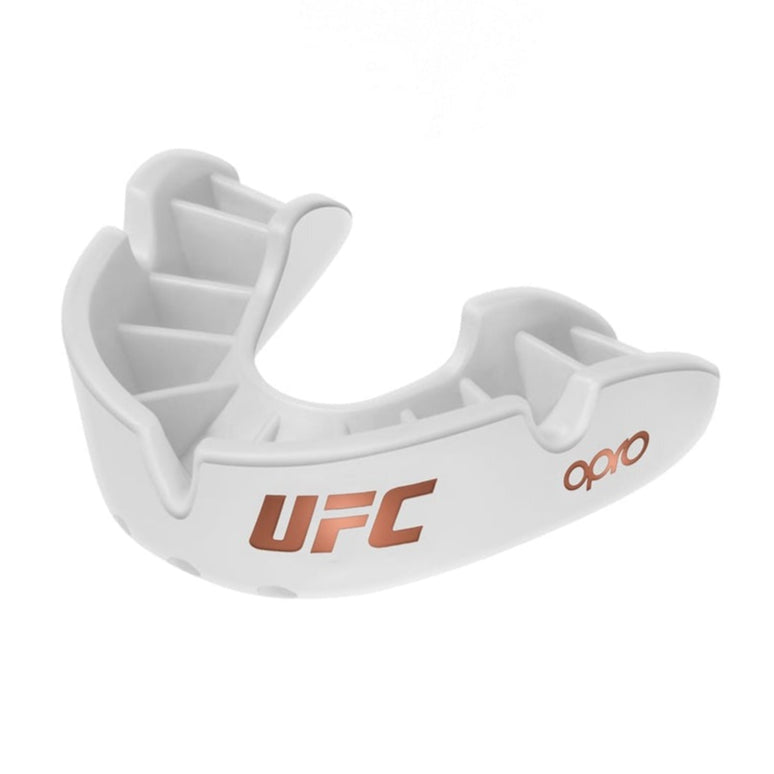 Der OPRO UFC Bronze Level Zahnschutz in Weiß ist die ideale Einstiegslösung für Kampfsportler. Er schützt zuverlässig bei leichtem Sparring in Boxen, MMA oder Muay Thai und lässt sich individuell anpassen für sicheren Sitz und hohen Tragekomfort.