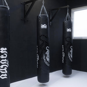 Trainiere wie die Profis mit dem Heavy Bag von Phantom Athletics – speziell entworfen für Muay Thai und Thaiboxen. Ideal zur Steigerung von Technik, Kraft und Explosivität im täglichen Training.