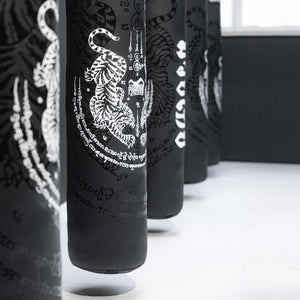 Gefüllter Muay Thai Sandsack von Phantom Athletics in Profiqualität – optimal für Schlag- und Kicktechniken im Thaiboxen. Perfekte Länge für Low Kicks, Ellbogen- und Knietraining im Standkampf.