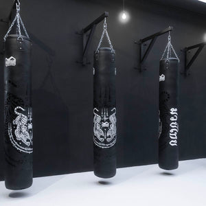 Hochwertiger Heavy Bag für Muay Thai von Phantom Athletics, entwickelt für intensives Techniktraining. Ideal zur Verbesserung von Präzision, Schlagkraft und Distanzgefühl im Thaibox-Workout.