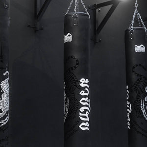 Dieser gefüllte Muay Thai Boxsack bietet ideale Voraussetzungen für realitätsnahes Thaiboxtraining. Seine Länge ermöglicht gezielte Low-Kick-Kombinationen und Knieangriffe wie im Clinch.