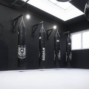 Robuster Thaibox-Sandsack für das tägliche Training – perfekt für Gyms und Home Gyms. Phantom Athletics steht für langlebige Qualität und optimales Feedback bei jedem Schlag oder Tritt.