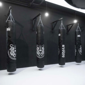 Der Heavy Bag Muay Thai überzeugt durch seine lange Form und widerstandsfähige Verarbeitung. Optimal für das Üben von Kombinationen aus dem Muay Thai – von Jab-Kick bis Knie-Ellbogen-Serien.