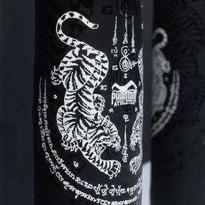 Gefüllt und sofort einsatzbereit: Dieser Thaibox-Sandsack von Phantom Athletics unterstützt dich beim Aufbau von Schlagkraft, Präzision und Ausdauer im Muay Thai Training.