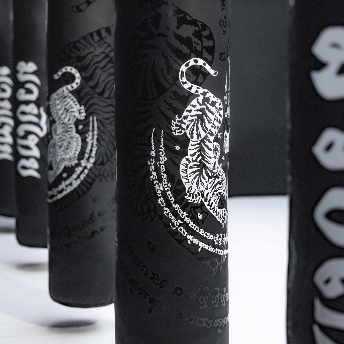 Professioneller Muay Thai Heavy Bag für realistische Kick- und Schlagabläufe. Perfekt geeignet für Fighter, die ihre Technik im Thaiboxen verbessern und unter realen Bedingungen trainieren möchten.