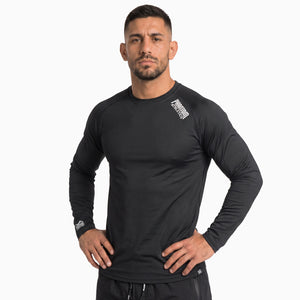 Das Phantom Athletics Trainingsshirt TACTIC Langarm in Schwarz wurde für intensive Trainingseinheiten und maximale Bewegungsfreiheit entwickelt. Das atmungsaktive Performance-Material macht diese hochwertige Kampfsportbekleidung zur idealen Wahl für MMA, Boxen, Kickboxen, Muay Thai, Grappling und Fitness.