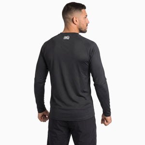 Mit dem Phantom Athletics TACTIC Langarm Trainingsshirt in Schwarz trainierst du auch unter hoher Belastung angenehm trocken und komfortabel. Die sportliche Passform, das schnelltrocknende Material und die hochwertige Verarbeitung eignen sich perfekt für Sparring, Brazilian Jiu-Jitsu, Wrestling und funktionelles Training.