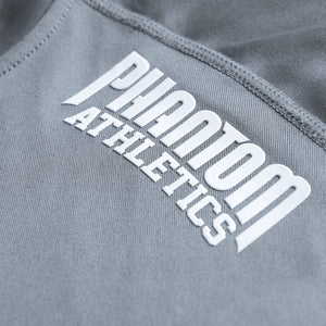 Mit dem Phantom Athletics Tactic Sleeveless Gray trainierst du komfortabel und leistungsorientiert bei jeder Bewegung. Das funktionelle Material sorgt für ein angenehm trockenes Tragegefühl bei Sparring, Krafttraining und Fitness.