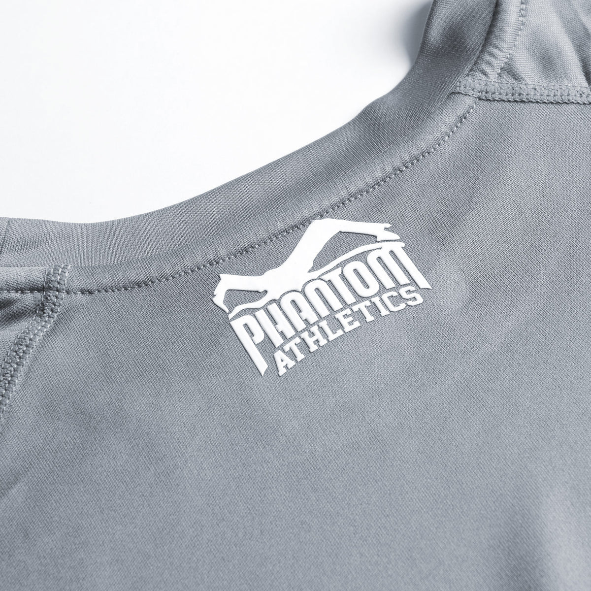 Das Phantom Athletics Tactic Sleeveless Gray wurde für intensive Trainingseinheiten entwickelt und überzeugt mit leichtem, atmungsaktivem Material und sportlicher Passform. Perfekt für Kampfsport, Fitness und alle Athleten, die Wert auf Qualität und Bewegungsfreiheit legen.