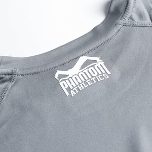 Das Phantom Athletics Tactic Sleeveless Gray wurde für intensive Trainingseinheiten entwickelt und überzeugt mit leichtem, atmungsaktivem Material und sportlicher Passform. Perfekt für Kampfsport, Fitness und alle Athleten, die Wert auf Qualität und Bewegungsfreiheit legen.