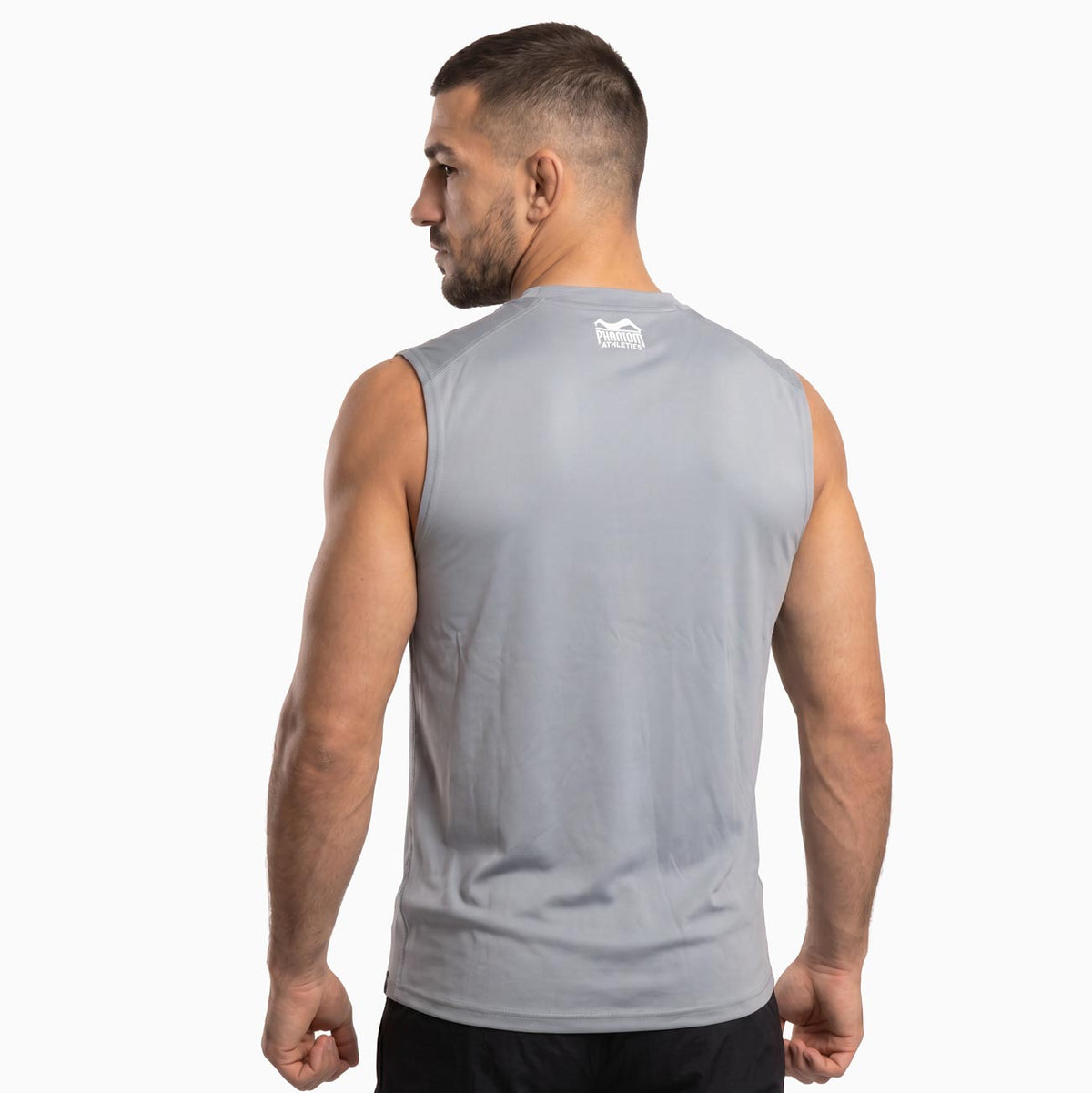 Mit dem Phantom Athletics Training Shirt Tactic Sleeveless Gray profitierst du von hohem Tragekomfort und uneingeschränkter Beweglichkeit bei jedem Workout. Das ärmellose Design eignet sich perfekt für Sparring, Grappling, Krafttraining und funktionelles Training.