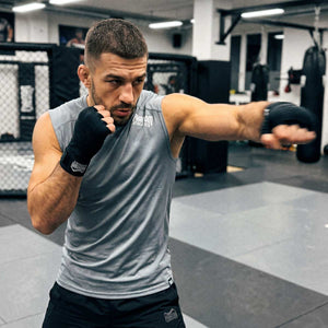 Das Phantom Athletics Training Shirt Tactic Sleeveless Gray steht für hochwertige Fightwear mit sportlicher Passform und strapazierfähiger Verarbeitung. Ideal für Kampfsportler, die maximale Performance beim MMA-, Box- oder Grappling-Training erwarten.