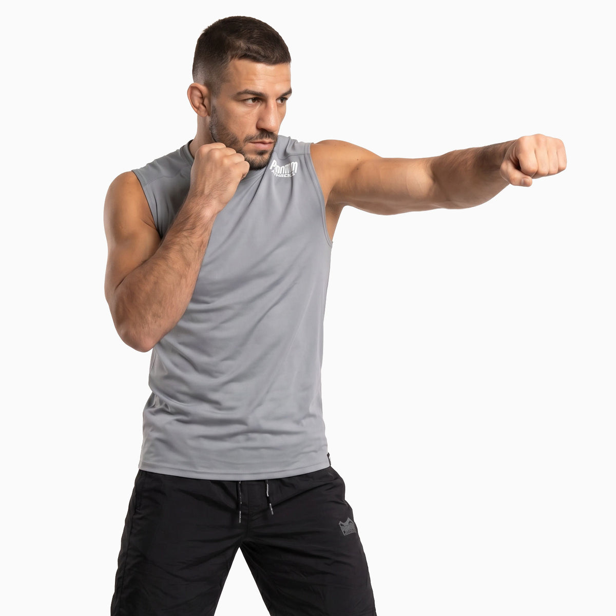 Das Phantom Athletics Training Shirt Tactic Sleeveless Gray vereint modernes Design mit leistungsstarker Funktion für anspruchsvolle Kampfsportler. Das ärmellose Performance-Shirt eignet sich hervorragend für MMA, Kickboxen, Boxen und funktionelle Workouts.