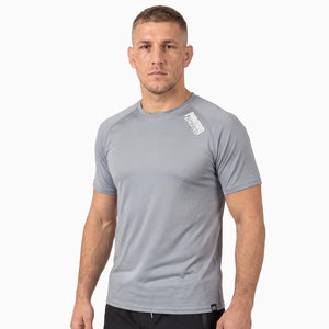 Dieses hochwertige Phantom Athletics Trainingsshirt wurde für maximale Bewegungsfreiheit und Belastbarkeit im Kampfsport entwickelt. Perfekt für Sparring, Grappling, Fitness-Training und funktionelle Workouts im Gym dank leichtem, strapazierfähigem Performance-Material.