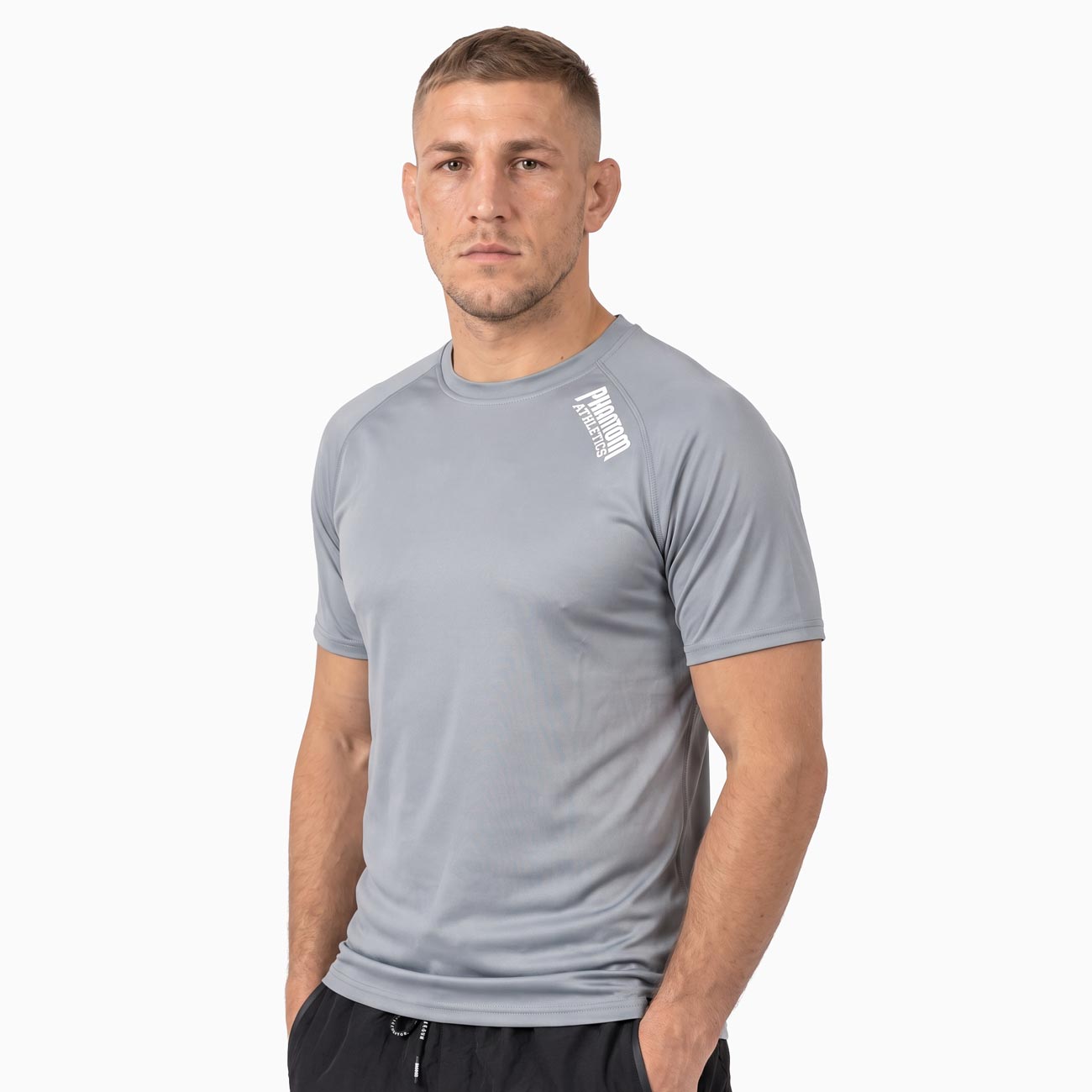 Das Phantom Athletics Training Shirt Tactic Shortsleeve Gray kombiniert funktionelle Performance mit sportlichem Komfort für anspruchsvolle Kampfsportler. Das atmungsaktive Material eignet sich ideal für MMA, Boxen, Kickboxen und Muay Thai und sorgt auch bei intensiven Trainingseinheiten für ein angenehmes Tragegefühl.