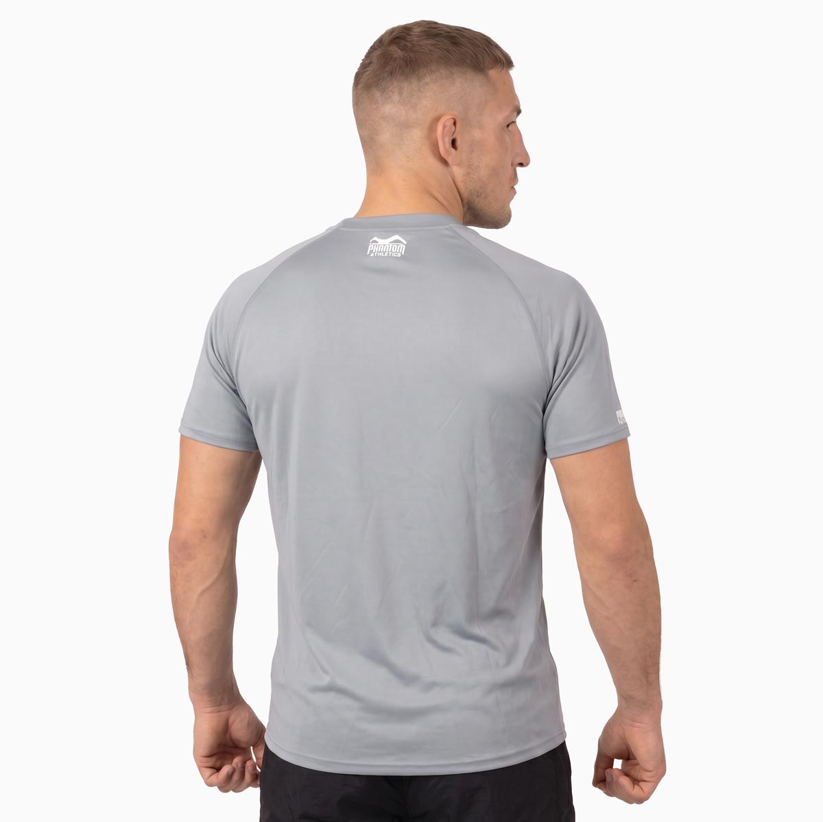 Das Phantom Athletics Tactic Shortsleeve Gray überzeugt mit einer athletischen Passform und feuchtigkeitsregulierendem Material für anspruchsvolle Trainingseinheiten. Ideal für MMA, Jiu-Jitsu, Boxen und intensives Krafttraining mit maximalem Komfort.