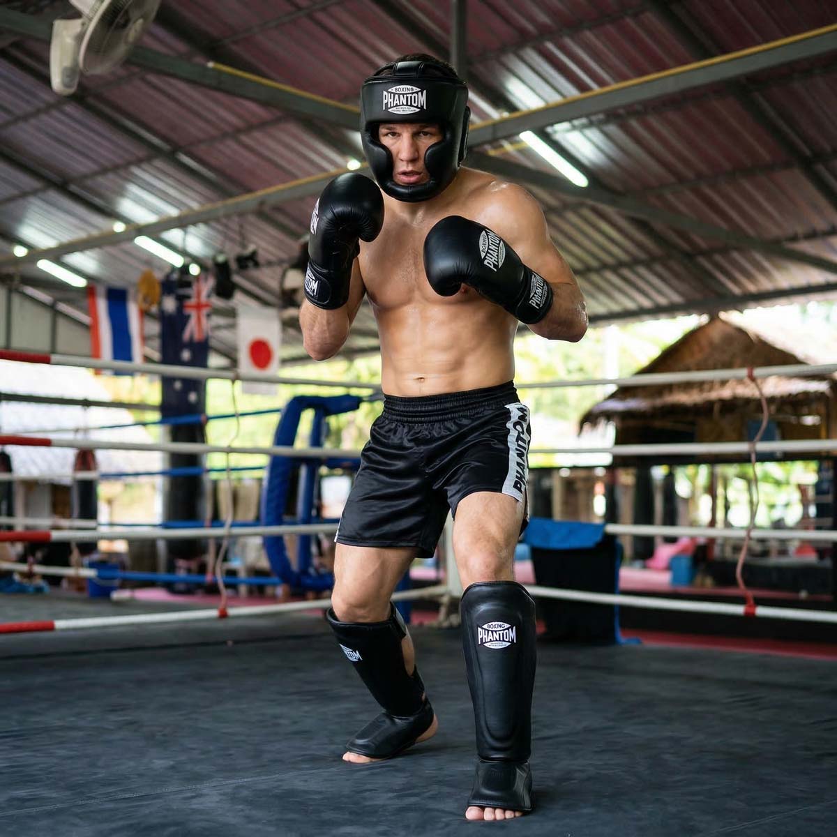 Diese hochwertigen Schienbeinschoner von Phantom Athletics überzeugen durch ergonomische Passform und doppelte Klettverschlüsse für maximalen Halt bei dynamischen Kampfsport-Einheiten. Ideal für Techniktraining und Sparring, vereinen sie Komfort, Stabilität und langlebige Performance.