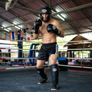 Diese hochwertigen Schienbeinschoner von Phantom Athletics überzeugen durch ergonomische Passform und doppelte Klettverschlüsse für maximalen Halt bei dynamischen Kampfsport-Einheiten. Ideal für Techniktraining und Sparring, vereinen sie Komfort, Stabilität und langlebige Performance.