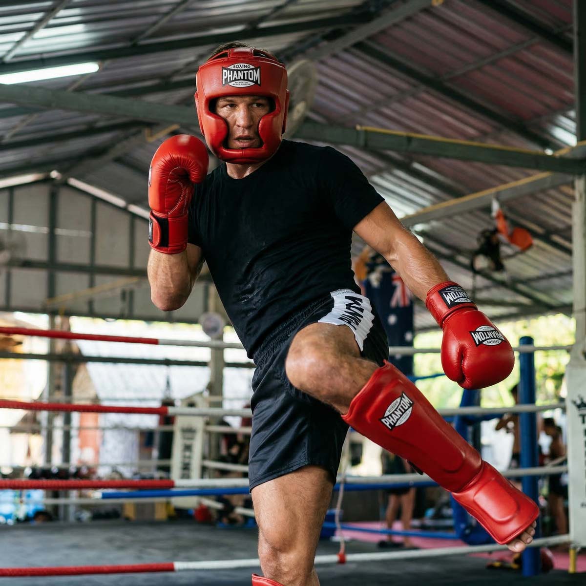 Der Phantom Athletics Schienbeinschutz Mexico in Rot bietet zuverlässigen Schutz für intensives Training im Muay Thai, Kickboxen und MMA. Die starke Polsterung an Schienbein und Spann absorbiert harte Kicks effektiv und sorgt für sicheres Sparring auf hohem Niveau.