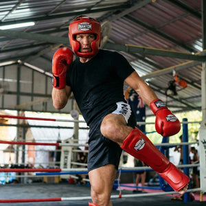 Der Phantom Athletics Schienbeinschutz Mexico in Rot bietet zuverlässigen Schutz für intensives Training im Muay Thai, Kickboxen und MMA. Die starke Polsterung an Schienbein und Spann absorbiert harte Kicks effektiv und sorgt für sicheres Sparring auf hohem Niveau.