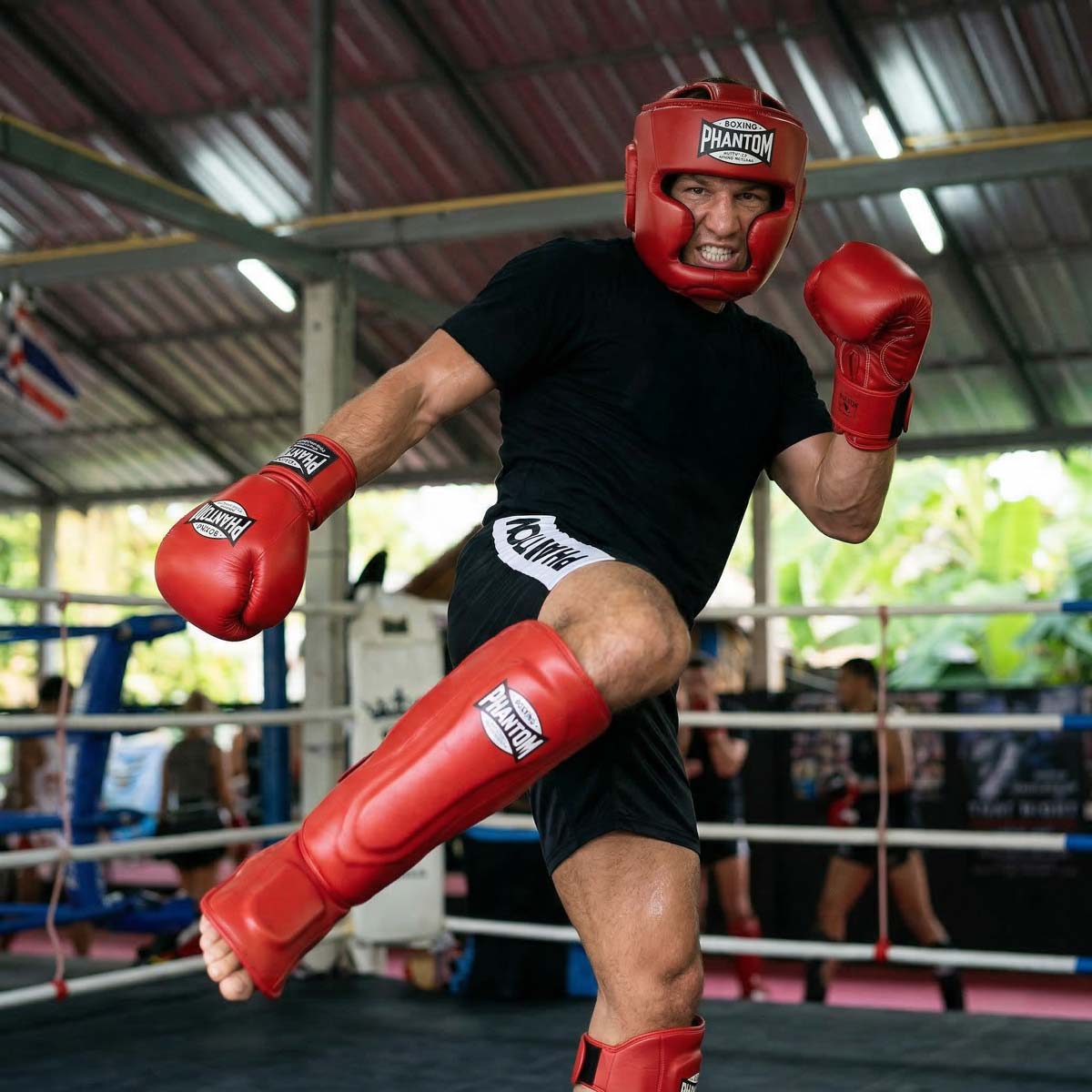 Der Phantom Athletics Mexico Schienbeinschutz im Rot Design kombiniert auffälligen Look mit funktionaler Performance für ambitionierte Kampfsportler. Dank robustem PU-Material und sicherem Sitz eignet er sich perfekt für intensives Training im Boxen, MMA und Kickboxen.