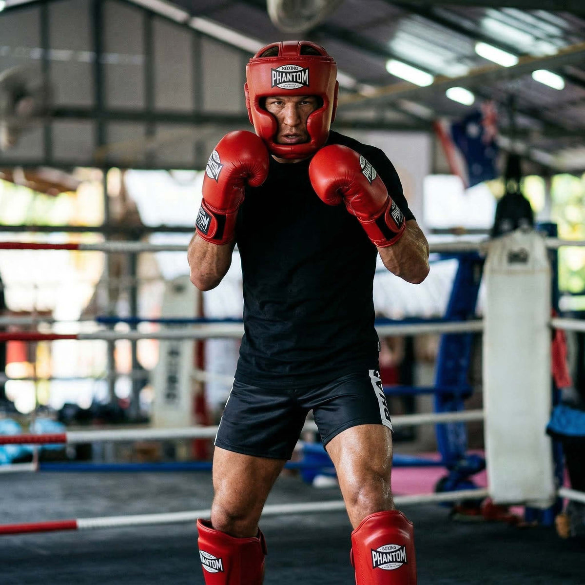 Diese hochwertigen Schienbeinschoner von Phantom Athletics überzeugen durch ergonomische Passform und stabile Klettverschlüsse für maximalen Halt bei dynamischen Kampfsport-Einheiten. Ideal für Techniktraining, Sparring und kraftvolle Kicks im Gym, vereinen sie Komfort, Sicherheit und langlebige Performance.