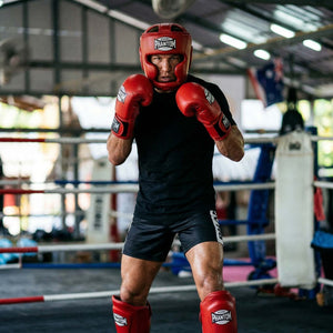 Diese hochwertigen Schienbeinschoner von Phantom Athletics überzeugen durch ergonomische Passform und stabile Klettverschlüsse für maximalen Halt bei dynamischen Kampfsport-Einheiten. Ideal für Techniktraining, Sparring und kraftvolle Kicks im Gym, vereinen sie Komfort, Sicherheit und langlebige Performance.