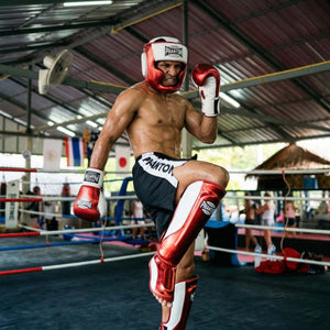 Der Phantom Athletics Schienbeinschutz Mexico in Rot/Weiß bietet zuverlässigen Schutz für intensives Training im Muay Thai, Kickboxen und MMA. Die starke Polsterung an Schienbein und Spann absorbiert harte Kicks effektiv und sorgt für sicheres Sparring auf hohem Niveau.