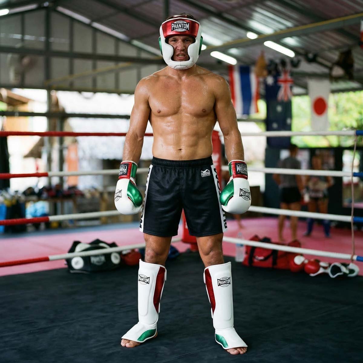 Diese hochwertigen Schienbeinschoner von Phantom Athletics überzeugen durch ergonomische Passform und stabile Klettverschlüsse für maximalen Halt bei dynamischen Kampfsport-Einheiten. Ideal für Techniktraining, Sparring und kraftvolle Kicks im Gym, vereinen sie Komfort, Sicherheit und langlebige Performance.