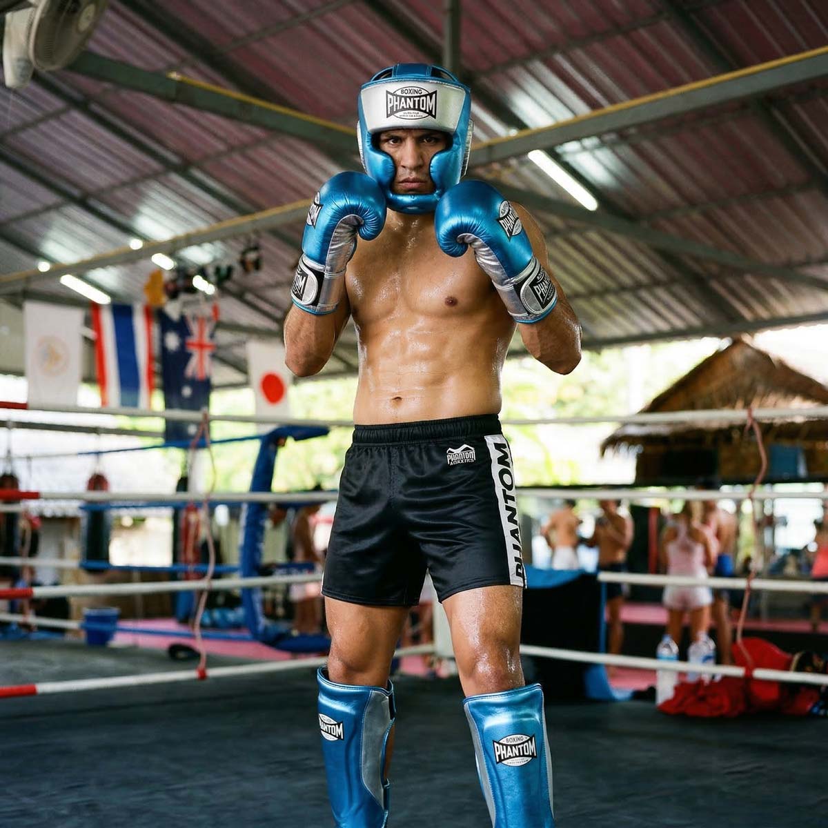 Der Phantom Athletics Schienbeinschutz Mexico in Hellblau/Silber bietet zuverlässigen Schutz für intensives Training im Muay Thai, Kickboxen und MMA. Die starke Polsterung an Schienbein und Spann absorbiert harte Kicks effektiv und sorgt für sicheres Sparring auf hohem Niveau.