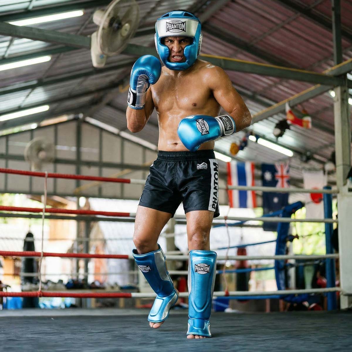 Diese hochwertigen Schienbeinschoner von Phantom Athletics überzeugen durch ihre ergonomische Passform und stabile Klettverschlüsse für maximalen Halt im Kampfsport-Training. Ideal für Techniktraining und Sparring, vereinen sie Komfort, Bewegungsfreiheit und langlebige Performance.