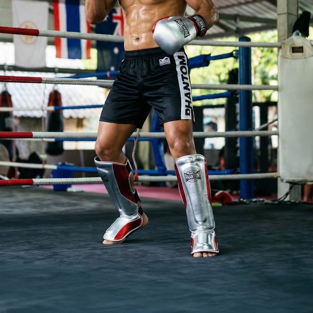 Diese hochwertigen Schienbeinschoner von Phantom Athletics überzeugen durch ihre ergonomische Passform und stabile Klettverschlüsse für maximalen Halt im Kampfsport-Training. Ideal für Techniktraining und Sparring, vereinen sie Komfort, Bewegungsfreiheit und langlebige Performance.