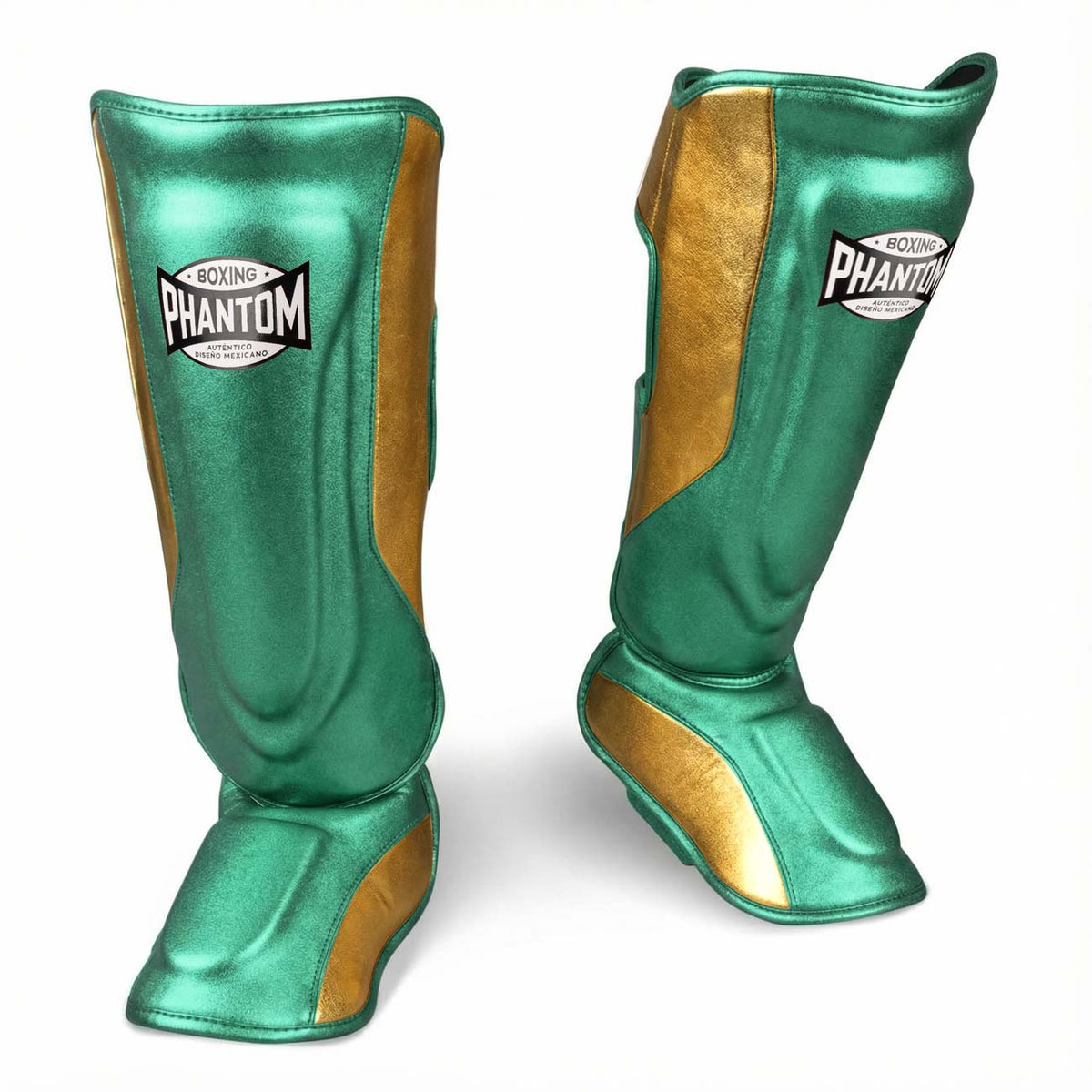 Hochwertige Phantom Athletics Shinpads MEXICO in Grün und Gold, entwickelt für intensives Kampfsport‑Training im Muay Thai, Kickboxen und MMA mit zuverlässigem Schutz bei Kicks, Blocks und Sparring. Die robuste Polsterung und ergonomische Passform sorgen für optimalen Komfort und Sicherheit bei jedem Workout im Gym.