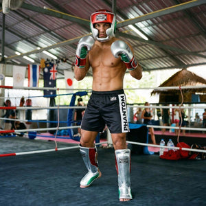 Der Phantom Athletics Schienbeinschutz Mexico in Silber/Grün/Rot bietet zuverlässigen Schutz für intensives Training im Muay Thai, Kickboxen und MMA. Die starke Polsterung an Schienbein und Spann absorbiert harte Kicks effektiv und sorgt für sicheres Sparring auf hohem Niveau.