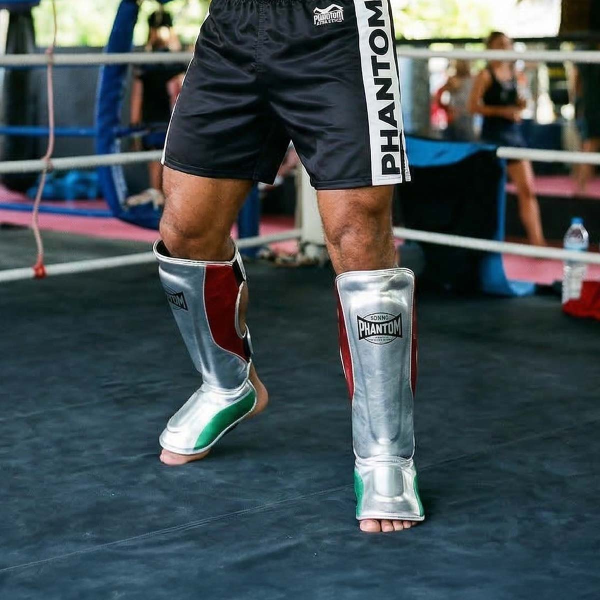 Diese hochwertigen Schienbeinschoner von Phantom Athletics überzeugen durch ihre ergonomische Passform und stabile Klettverschlüsse für maximalen Halt im Kampfsport-Training. Ideal für Techniktraining und Sparring, vereinen sie Komfort, Bewegungsfreiheit und langlebige Performance.