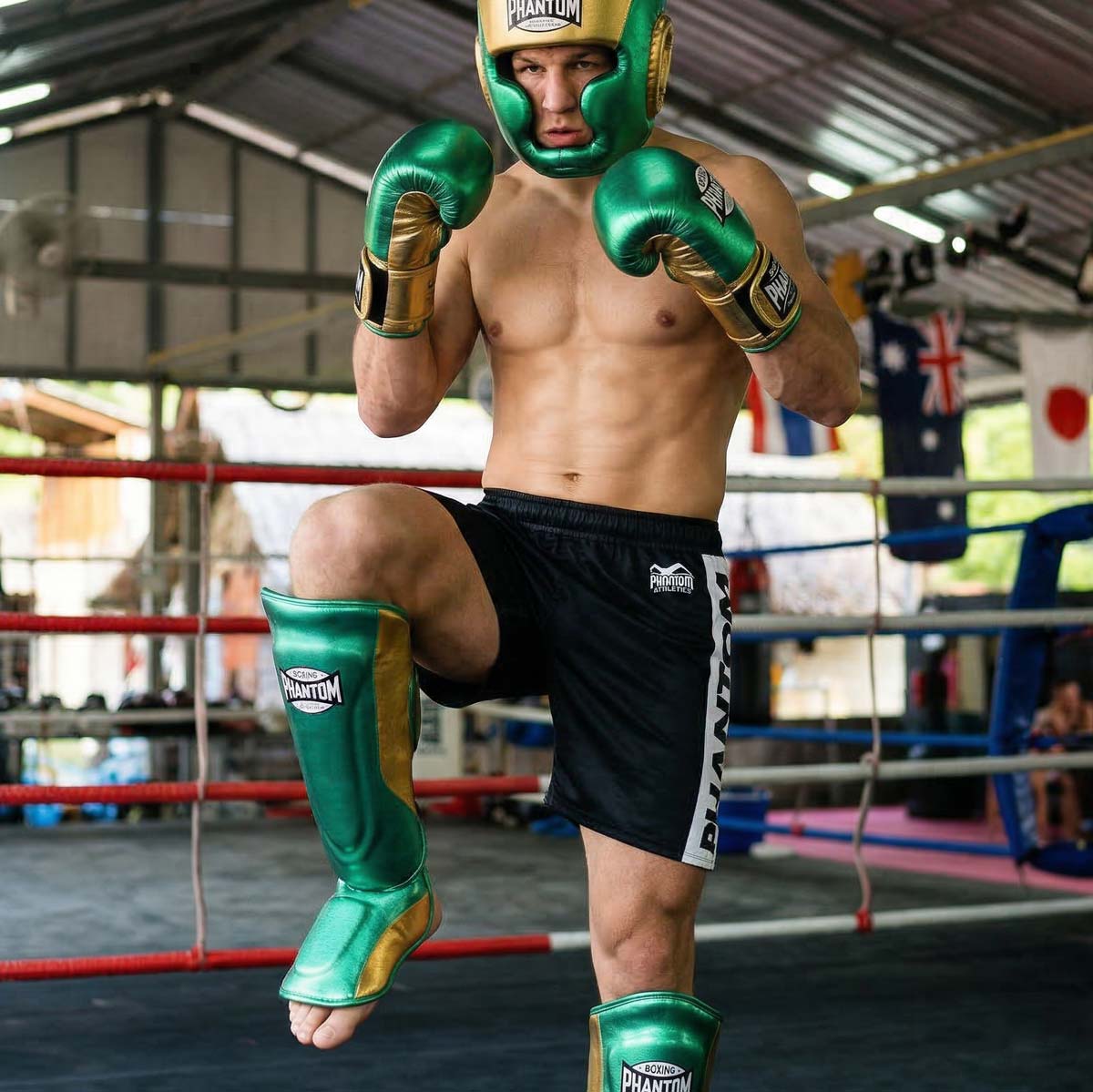 Der Phantom Athletics Schienbeinschutz Mexico in Grün/Gold bietet zuverlässigen Schutz für intensives Training im Muay Thai, Kickboxen und MMA. Die starke Polsterung an Schienbein und Spann absorbiert harte Kicks effektiv und sorgt für sicheres Sparring auf hohem Niveau.