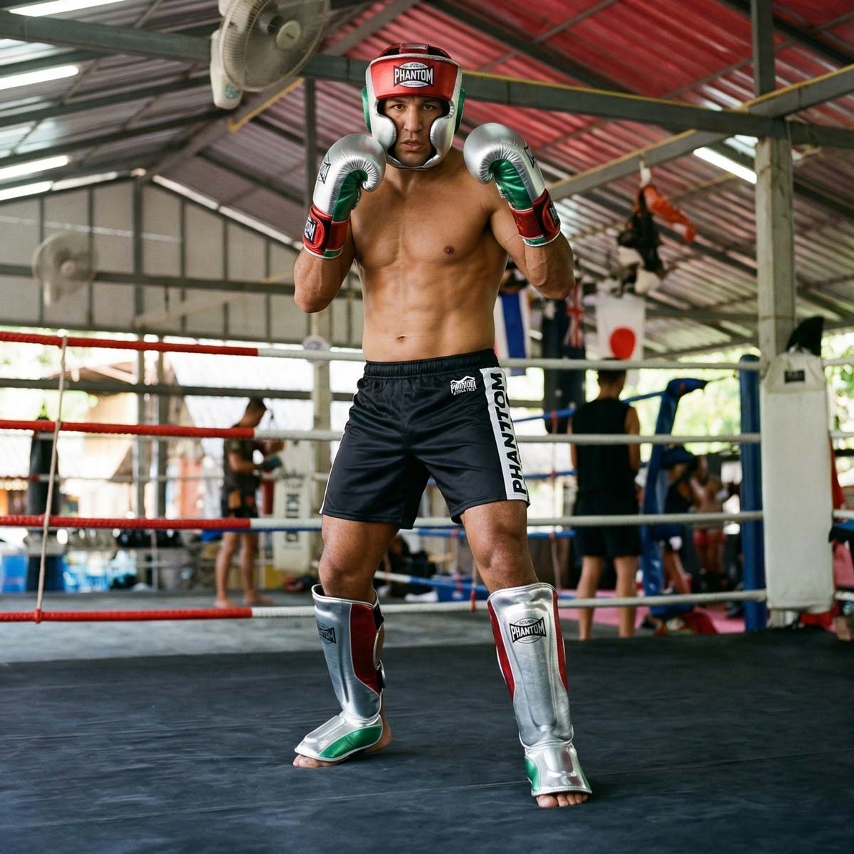 Der Phantom Athletics Schienbeinschutz Mexico in Silber/Grün/Rot kombiniert robustes Material mit ergonomischem Design für maximale Sicherheit im Muay Thai, Kickboxen und MMA. Dank fester Klettverschlüsse und optimaler Passform bleibt er auch bei intensiven Sparringseinheiten stabil und bietet zuverlässige Performance im Kampfsport-Training.