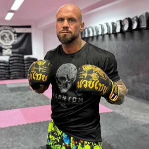 Phantom Athletics Boxhandschuhe Muay Thai Limited Black Edition, ideal für intensives Muay Thai-Training und Sparring. Diese hochwertigen Handschuhe bieten optimalen Schutz, eine perfekte Passform und ein exklusives Schwarz-Design für maximale Leistung im Kampfsport.
