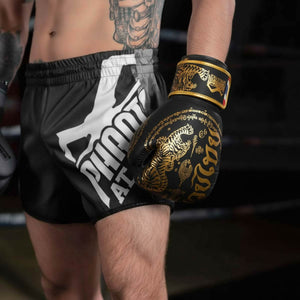 Phantom Athletics Muay Thai Boxhandschuhe Limited Black Edition mit hochwertiger Polsterung für Sparring und intensives Training im Kampfsport.