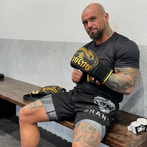 Die Muay Thai Boxhandschuhe Limited Black Edition von Phantom Athletics überzeugen durch ihr edles, schwarzes Design und maximale Funktionalität. Mit starker Polsterung und ergonomischer Passform bieten sie optimalen Schutz bei Sparring und Pratzentraining.