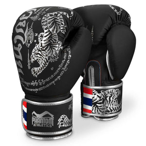 Edle Muay Thai Boxhandschuhe in limitierter Silber-Edition, inspiriert von der Tradition des Thaiboxens in Thailand. Bieten maximale Stabilität und Schutz bei Training und Wettkampf.
